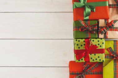 Noel hediye kutuları, ahşap masa arka plan üzerinde Üstten Görünüm.
