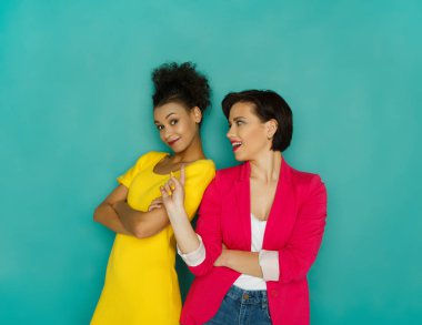 Azur studio geçmiş vasıl konuşurken iki kız arkadaşım