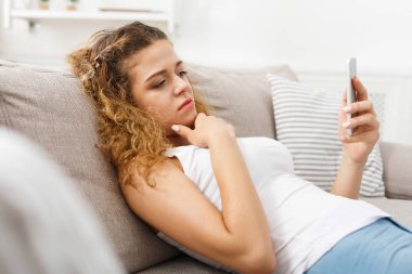 Kız evde sohbet online smartphone