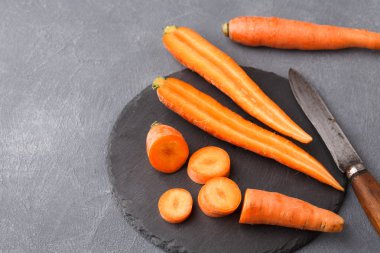 Backgroung yemek rustik kayrak taş plaka ile havuç, kopya alanı,.