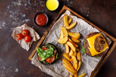 Hamburger menü üzerinde ahşap tepsi üstten görünüm götürün