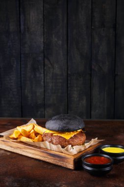 Siyah topuz burger patates dilimleri kopya alanı ile