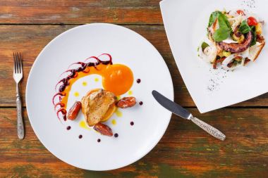 Kavrulmuş kaz ciğeri tarihi meyve ve elma ile