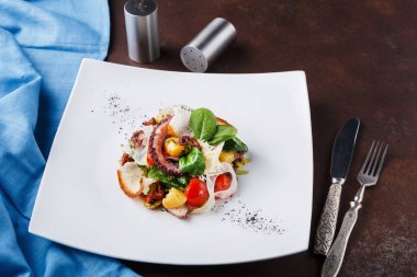 Ahtapot ve sebzeli salata