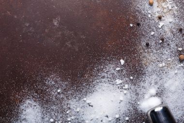 Dağınık tuz ve biber koyu arka plan üzerinde