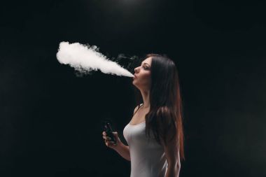 Genç kadın vaping e-sigara dumanlı siyah