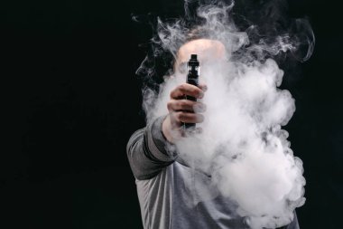 Vaping e-sigara duman siyah ile genç adam