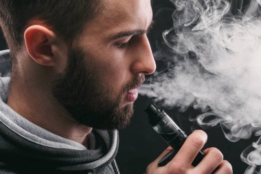 Vaping e-sigara duman siyah ile genç adam