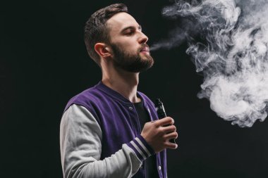 Vaping e-sigara duman siyah ile genç adam