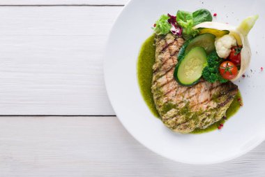 Sebze ve yeşil biber sosu ile ızgara biftek