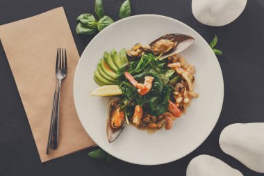 Sıcak salata ızgara deniz ürünleri düz ile yatıyordu