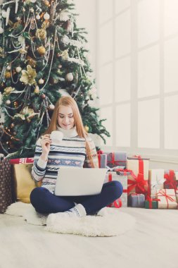 Santa şapka sohbet online üstünde laptop içinde mutlu kız