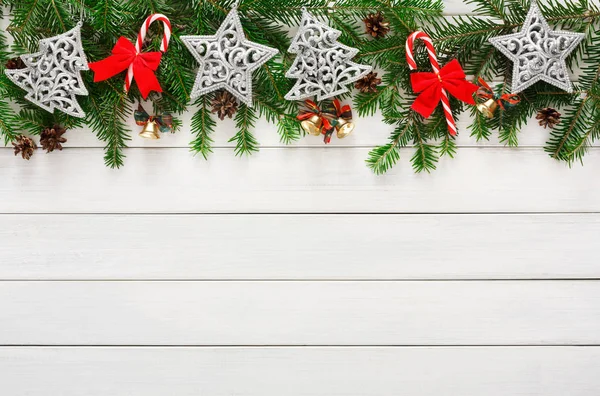 Weihnachtsdekoration, Ornamente und Girlanden Rahmen Hintergrund — Stockfoto