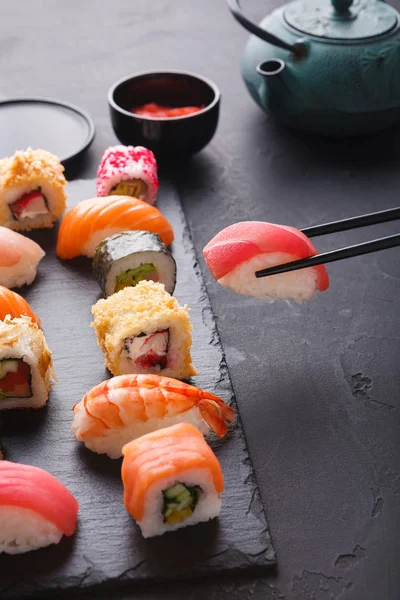 Sushi eten in restaurant, Japanse keuken — Stockfoto