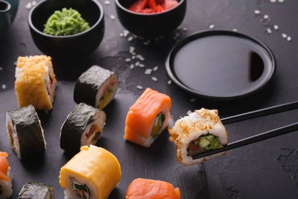 Sushi eten in restaurant, Japanse keuken — Stockfoto