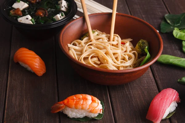 Pirinç ile ahşap üzerine Soya soslu erişte