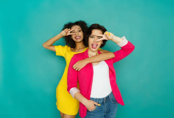 Zwei Freundinnen haben Spaß bei azur studio hintergrund — Stockfoto