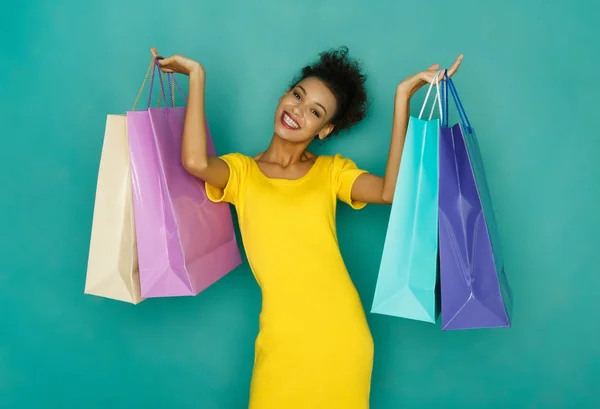 Gelukkig lachend meisje met shopping tassen — Stockfoto