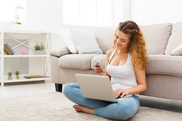 Young girl with laptop sitting on floor — Stock Photo, Image