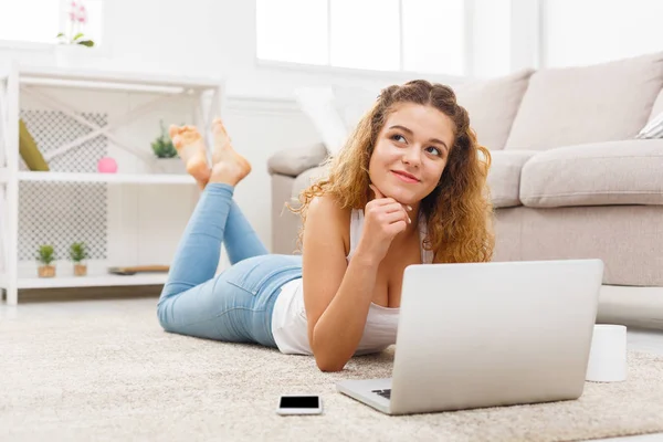 Ragazza studente premuroso utilizzando il computer portatile — Foto Stock