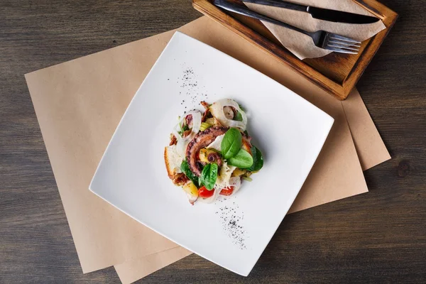 Salata sebze ve ahtapot top ile göster