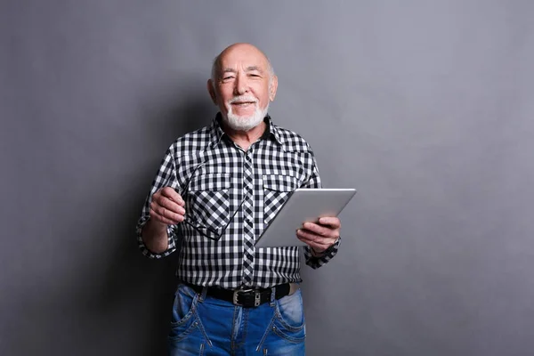 Starší muž s digitálním tabletu portrét — Stock fotografie