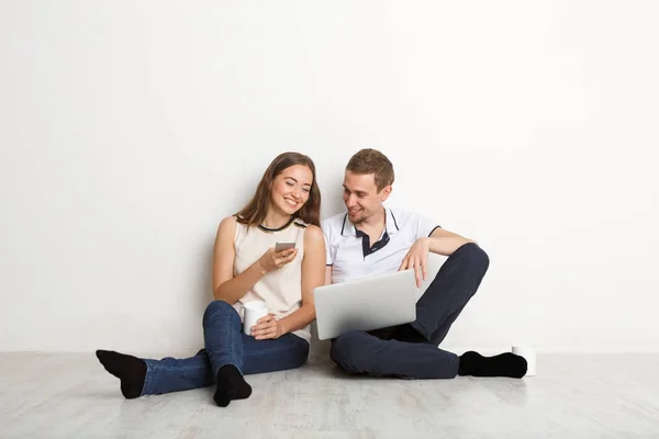 Νεαρό ζευγάρι σερφάρισμα στο διαδίκτυο σε φορητό υπολογιστή — Φωτογραφία Αρχείου