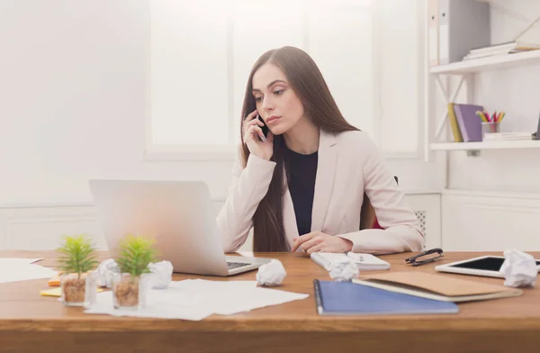 Serious business woman at work talking on phone — Stock Photo, Image