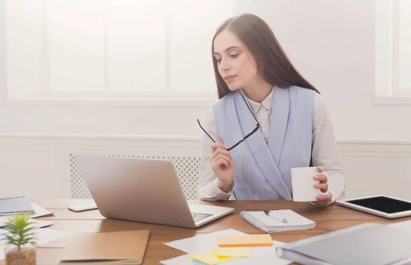 オフィスのノートパソコンで働くビジネス女性 — ストック写真