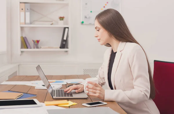 Donna d'affari che lavora su computer portatile a ufficio — Foto Stock