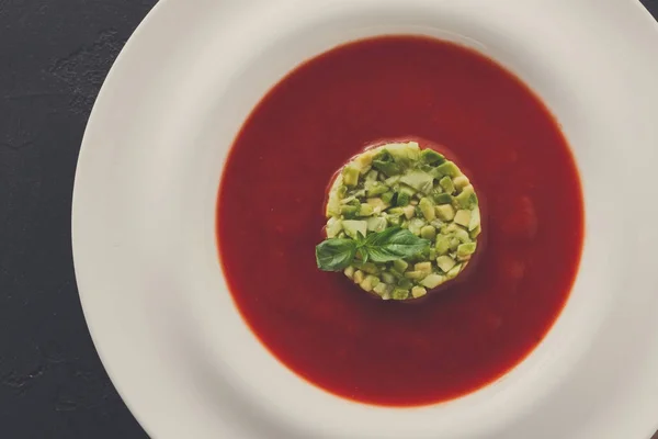 Studená rajčatová polévka gazpacho s avokádem zblízka — Stock fotografie