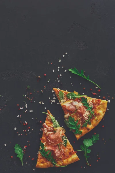 Pizza mit Schinken und Rucola — Stockfoto