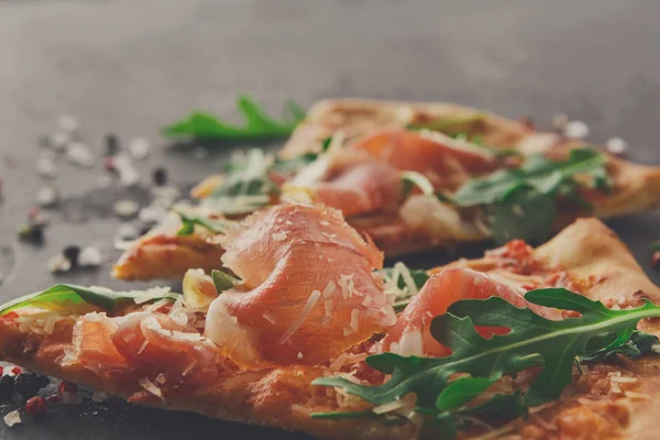 Pizza mit Schinken und Rucola — Stockfoto