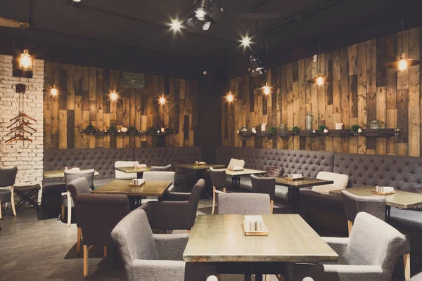 Gezellig houten interieur van restaurant, kopie ruimte — Stockfoto