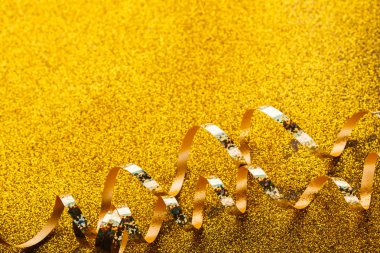 Kıvırcık altın serpantin glitter arka plan üzerinde
