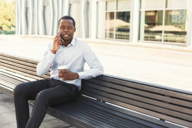 Açık havada smart casual ware'siyah iş adamıdır