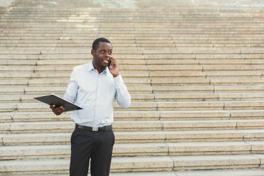 Açık havada smart casual ware'siyah iş adamıdır