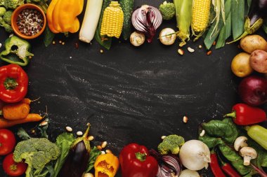 Çerçeve kopya alanı ahşap zemin üzerine taze sebze