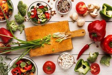 Beyaz ahşap masa, üstten görünüm üzerinde çeşitli salatası kaseler