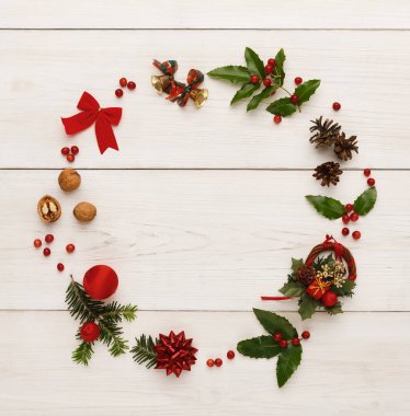 Ahşap arka planda Noel dekorasyon çerçevesi