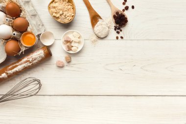 Arka plan beyaz rustik ahşap üzerine un ve yumurta ile pişirme