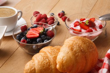 Continental Kahvaltı croissants ve doğal ahşap üzerine çilek ile