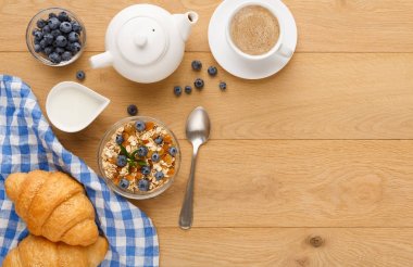 Continental Kahvaltı croissants ve doğal ahşap üzerine çilek ile