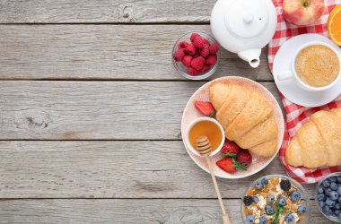 Huysuz taze kruvasanlar ve sabah yemek için portakal suyu