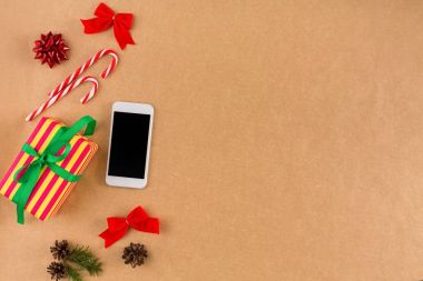 Lay düz telefon ve mevcut kutulara craft kağıt arka plan, üstten görünüm.