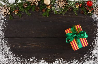 Arka plan christmas dekorasyon, hediye kutusu ve çelenk çerçeve