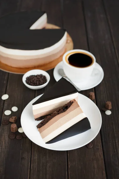 Pastel de mousse de triple capa de chocolate con glaseado — Foto de Stock