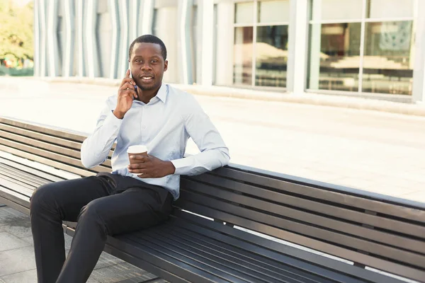 Açık havada smart casual ware'siyah iş adamıdır