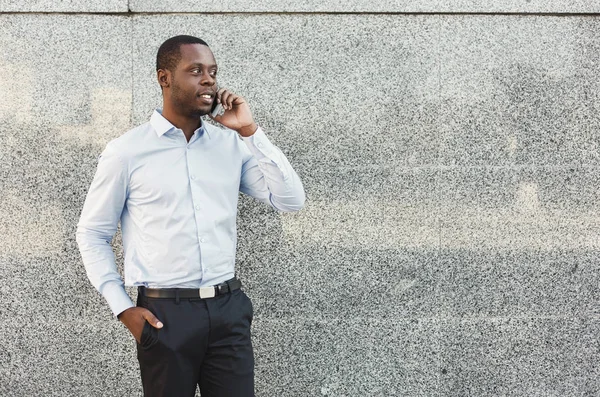 Retrato de un joven empresario negro confiado hablando por teléfono celular —  Fotos de Stock
