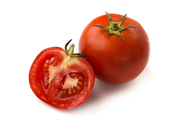 Tomate fraîche coupée et mûre entière isolée sur fond blanc — Photo